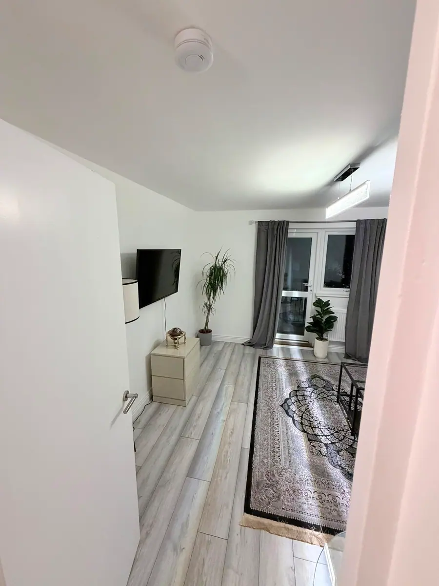 Sitting room, balcony doors