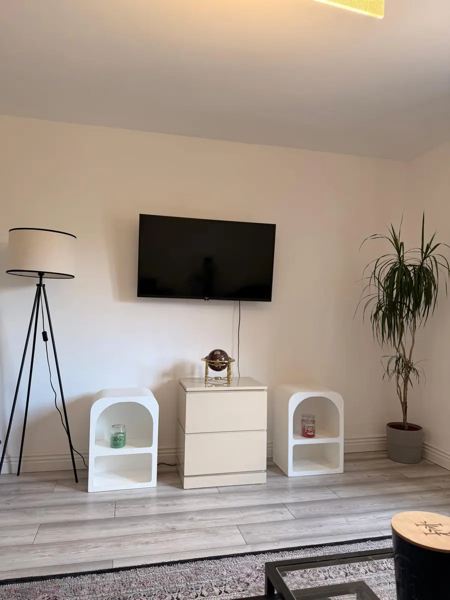 Sitting room, television wall